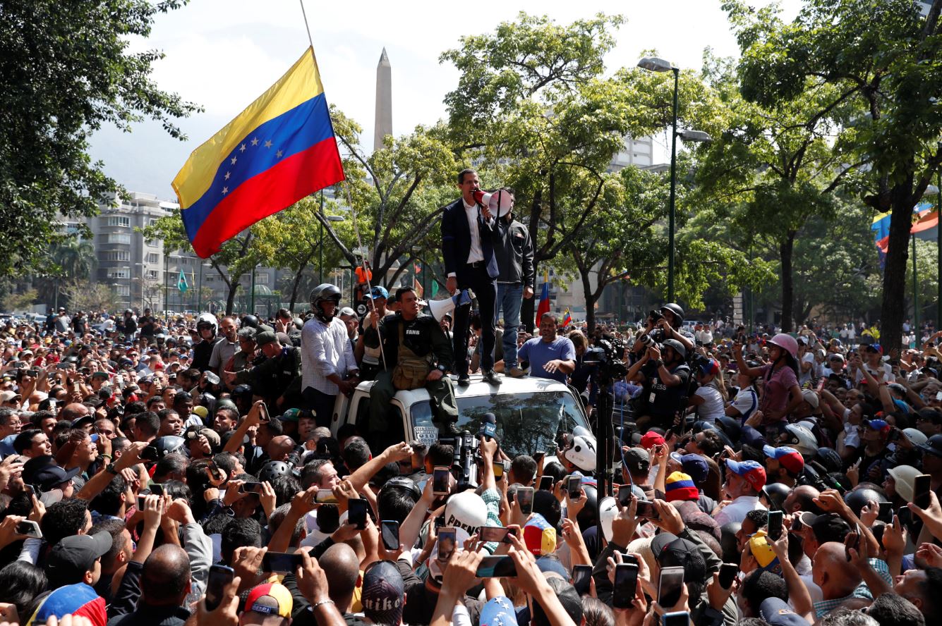 Ante la llegada de cientos de venezolanos por su convocatoria, el autoproclamado presidente de Venezuela, Juan Guaidó, hace una declaración pública (Reuters)