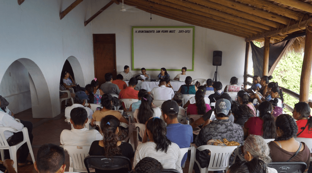 FOTO Apoyan a migrantes de Oaxaca con pasaportes estadounidenses para los hijos que nacieron en ese país (@IOAM_GobOax 4 abril 2019 region osta oaxaca)