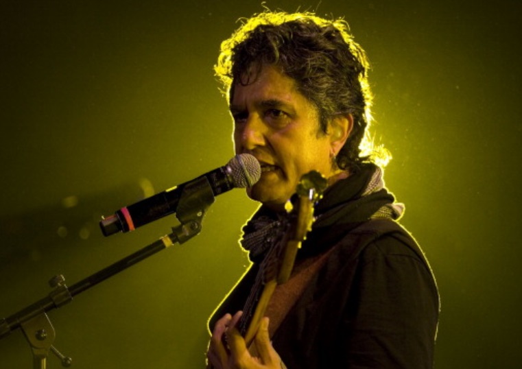Foto: El músico y escritor Armando Vega Gil, durante un concierto con Botellita de Jerez, abril 7 de 2019 (Getty Images)
