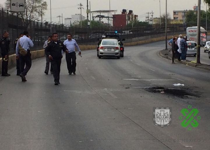 fOTO: El vehículo del ahora occiso es arrastrado por una grúa de la Secretaría de Seguridad Ciudadana de la CDMX, 6 abril 2019