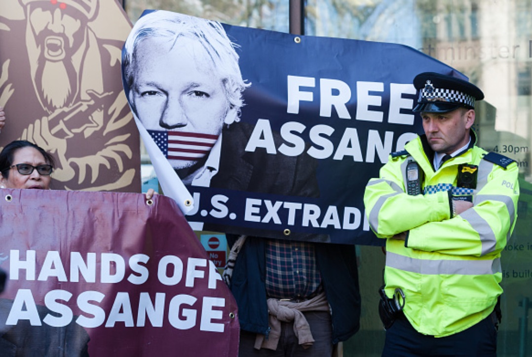 Assange dispuesto a cooperar con autoridades suecas, según abogada