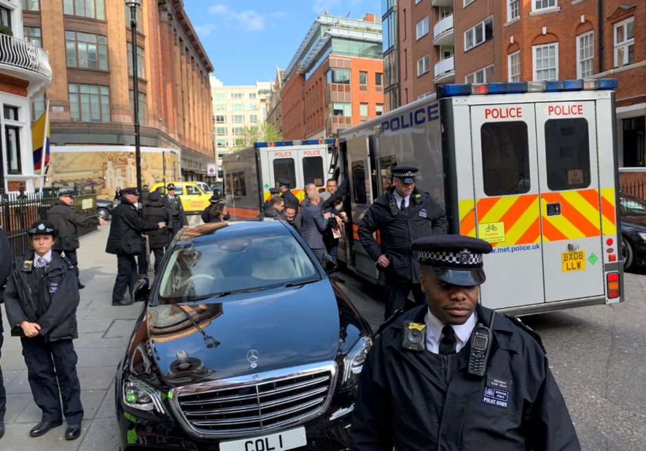 Foto: La Policía Metropolitana durante el arresto del fundador de WikiLeaks, Julian Assange, es puesto bajo custodia en Londres, abril 13 de 2019 (Reuters)