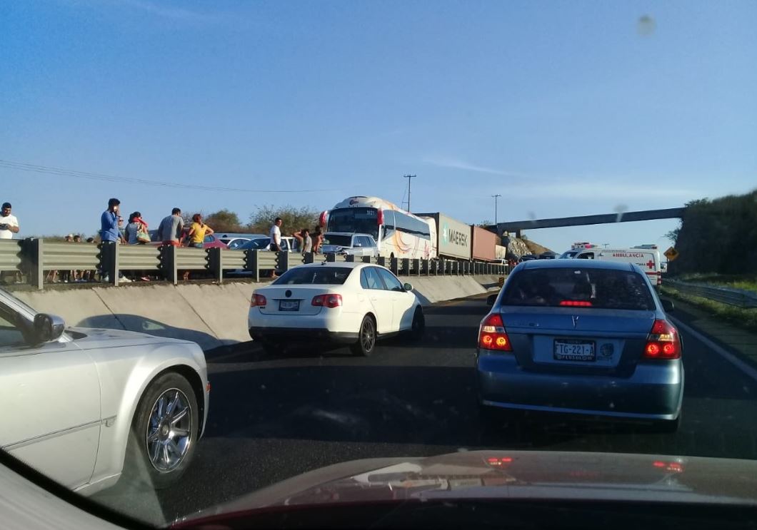 Carambola provoca cierre de autopista Colima-Guadalajara