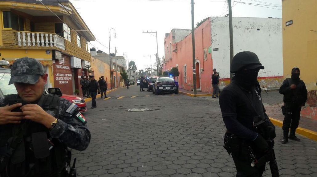 Policías rescatan a tres hombres de ser linchados en Acajete, Puebla