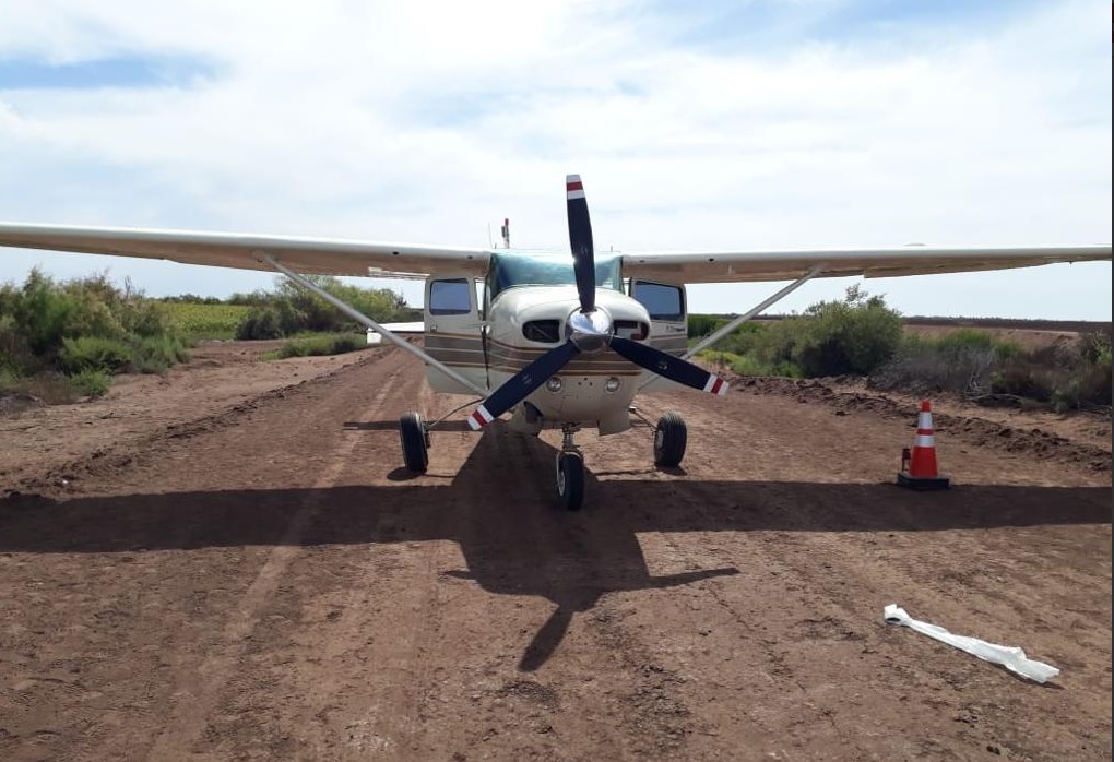 Foto: Aseguran avioneta con marihuana en Sinaloa, 18 de abril 2019. Twitter @FGRMexico