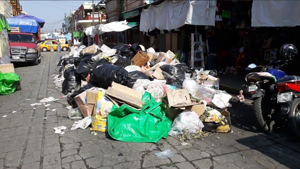 Foto: Se acumula la basura en Oaxaca por paro de trabajadores. 10 de abril 2019. Twitter @alfonsocruzoax