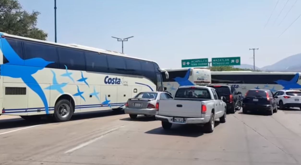 Padres de familia bloquean la Autopista del Sol en Chilpancingo