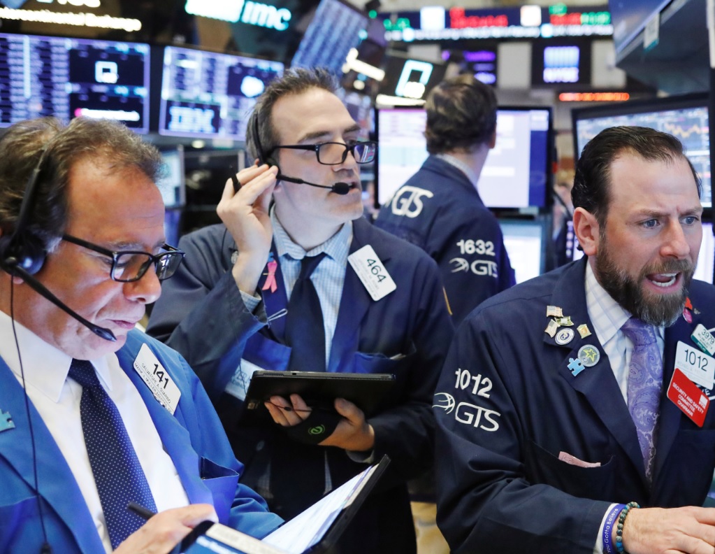 Foto: Los comerciantes trabajan en el piso de la Bolsa de Nueva York (NYSE) poco después de la campana de apertura en Nueva York, abril 2 de 2019 (Reuters)