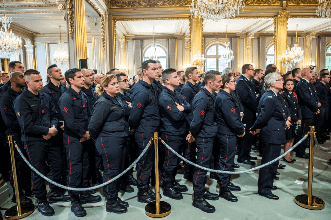 Foto: Bomberos franceses en el Palacio del Elíseo, 18 de abril de 2019, París 