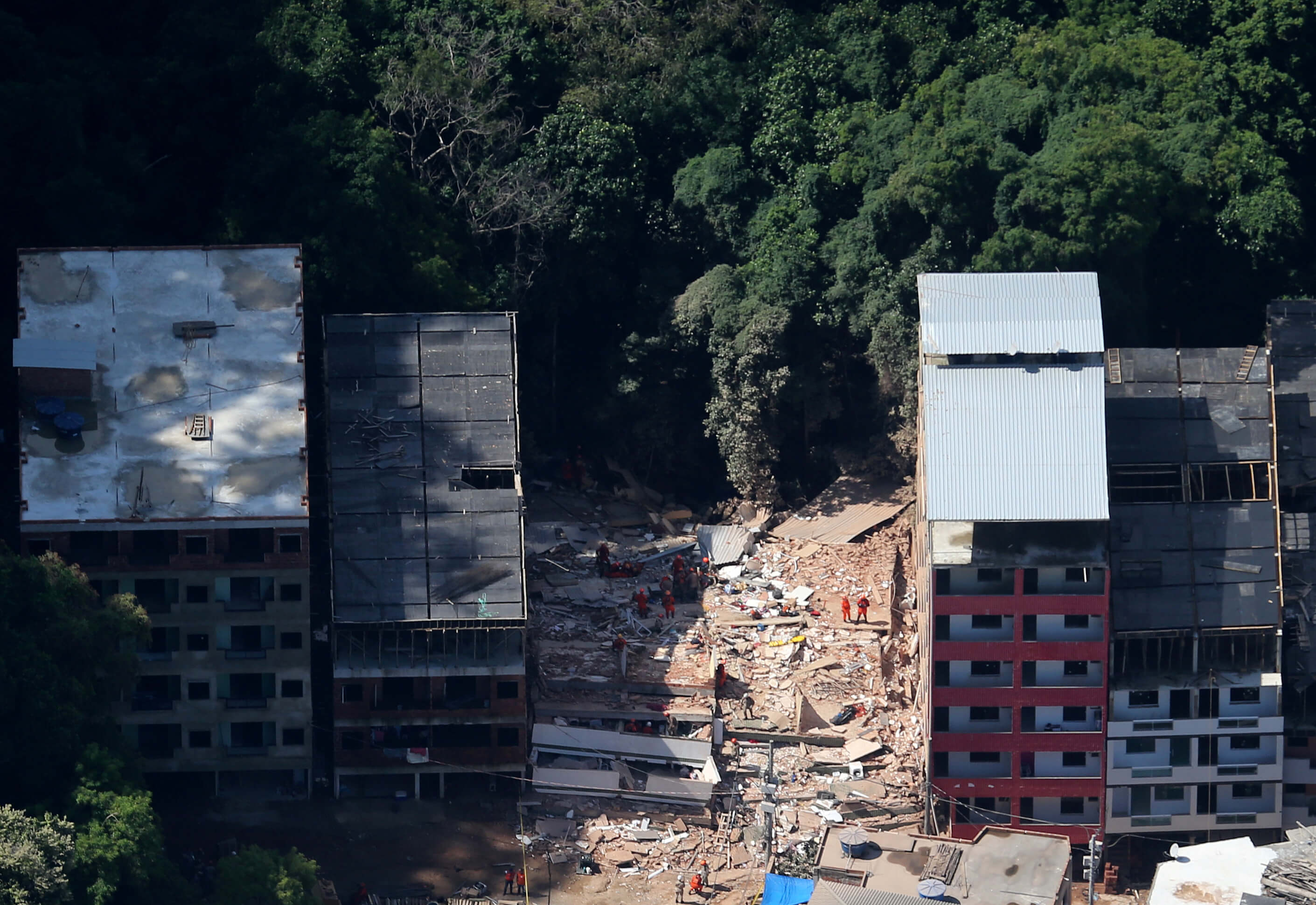 Foto: Dos edificios colapsaron en la comunidad de Muzena en Río de Janeiro, Brasil. El 12 de abril de 2019