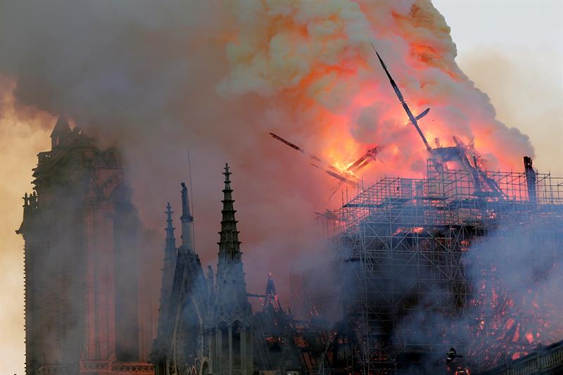 Cae la aguja central de la catedral de Notre Dame tras incendio