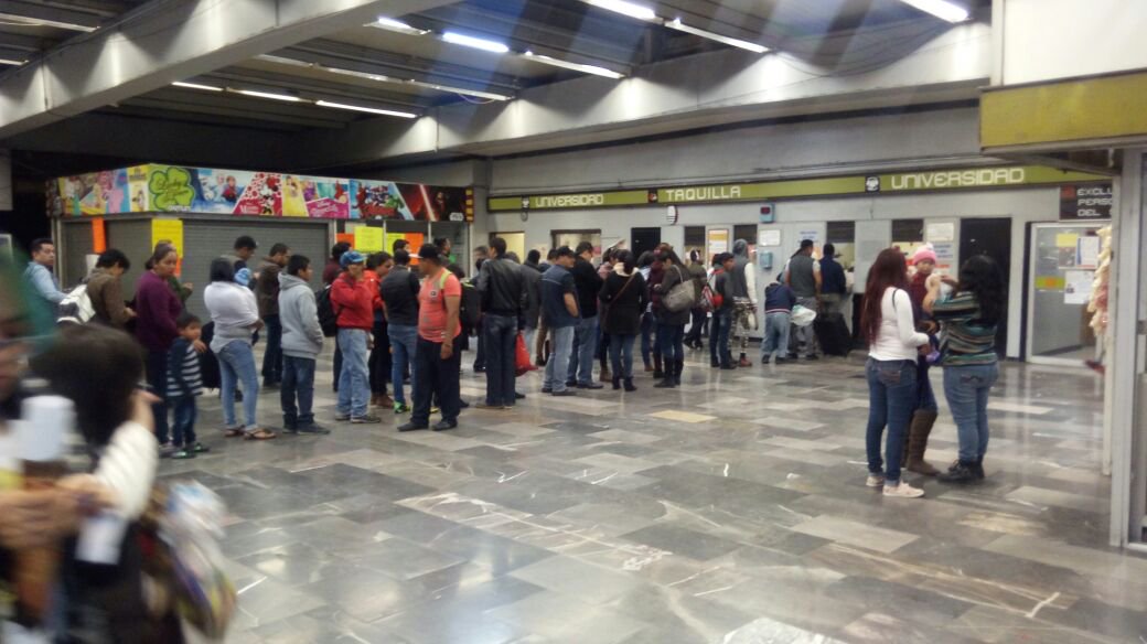 Foto Cae persona a las vías en Metro Universidad de Línea 3 CDMX 5 abril 2019