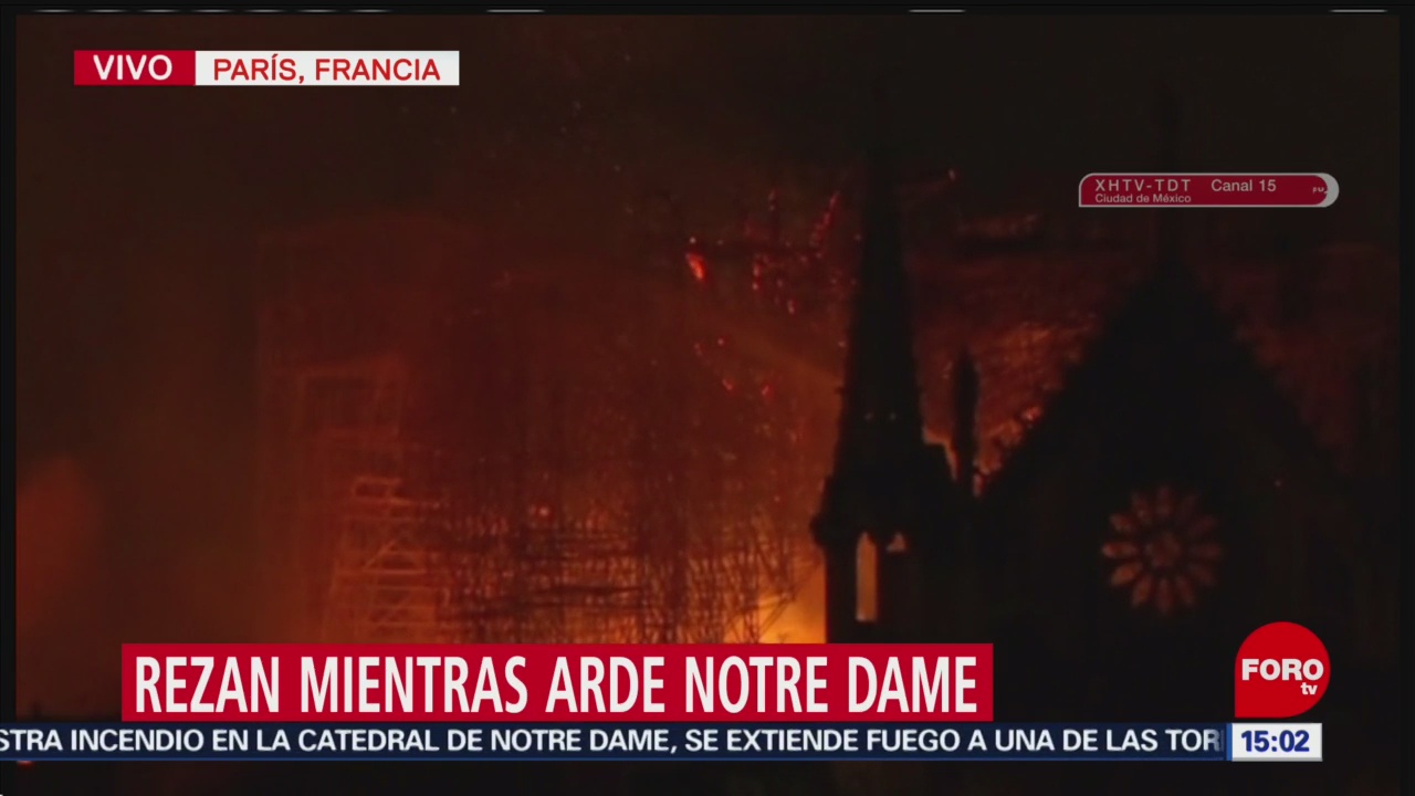 Foto: Cantos y oraciones en París, por el incendio de la Catedral de Notre Dame