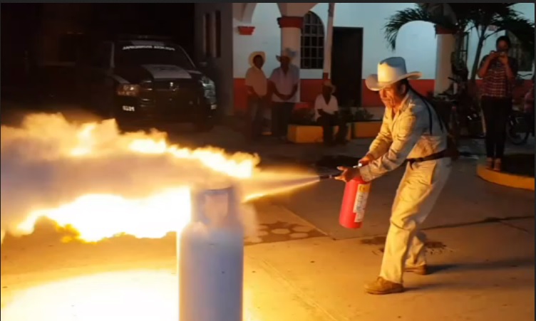 Foto: Capacitación contra fugas e incendios en tanques de gas LP en Oaxaca, 5 de abril 2019. FOROtv.