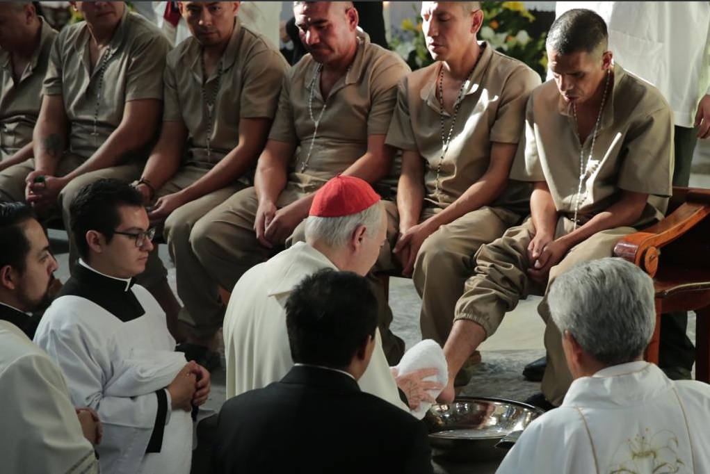 Cardenal Carlos Aguiar lava los pies a doce presos en la Catedral Metropolitana