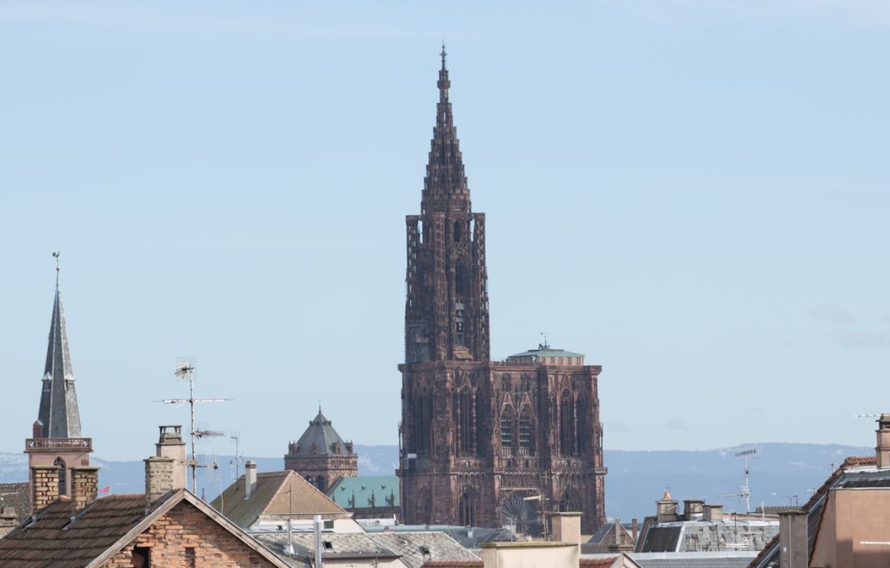 Francia: Dron queda atrapado en la aguja de la catedral de Estrasburgo