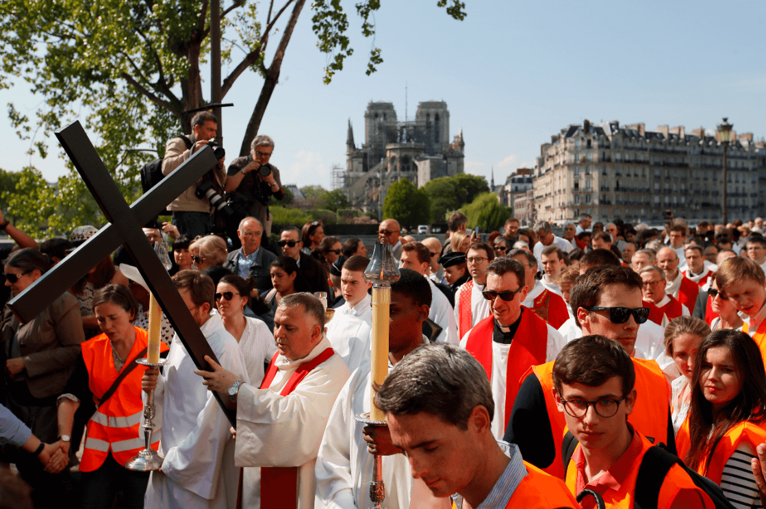Celebran Vía Crucis en la plaza de Notre Dame, París