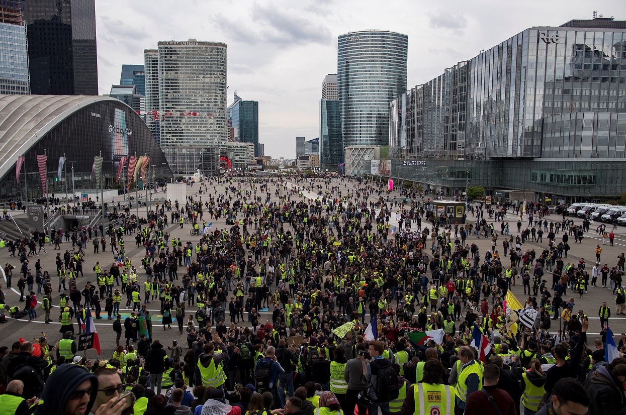 Protesta de chalecos amarillos cae a su nivel más bajo en París