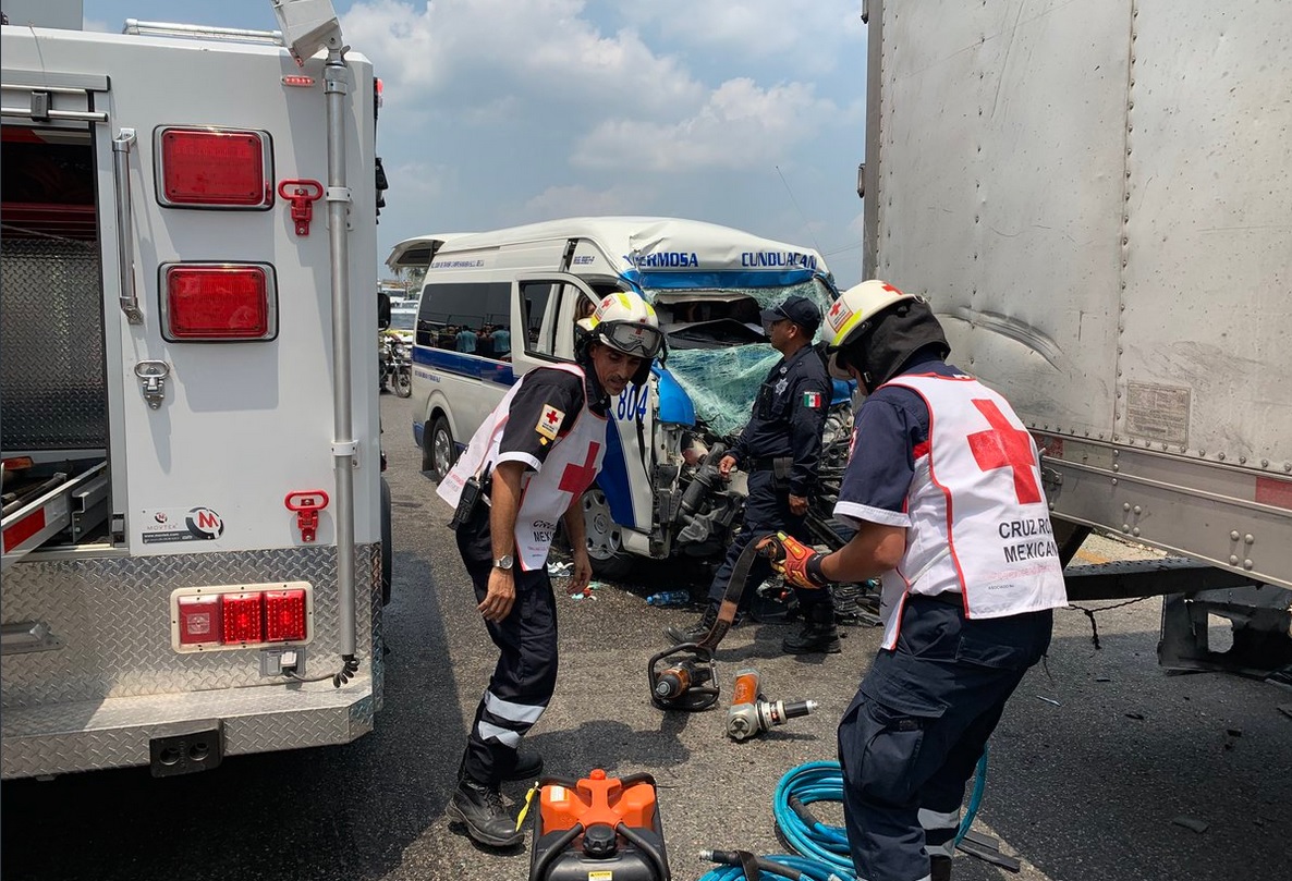 Choca camioneta con tráiler en Tabasco; hay 13 lesionados