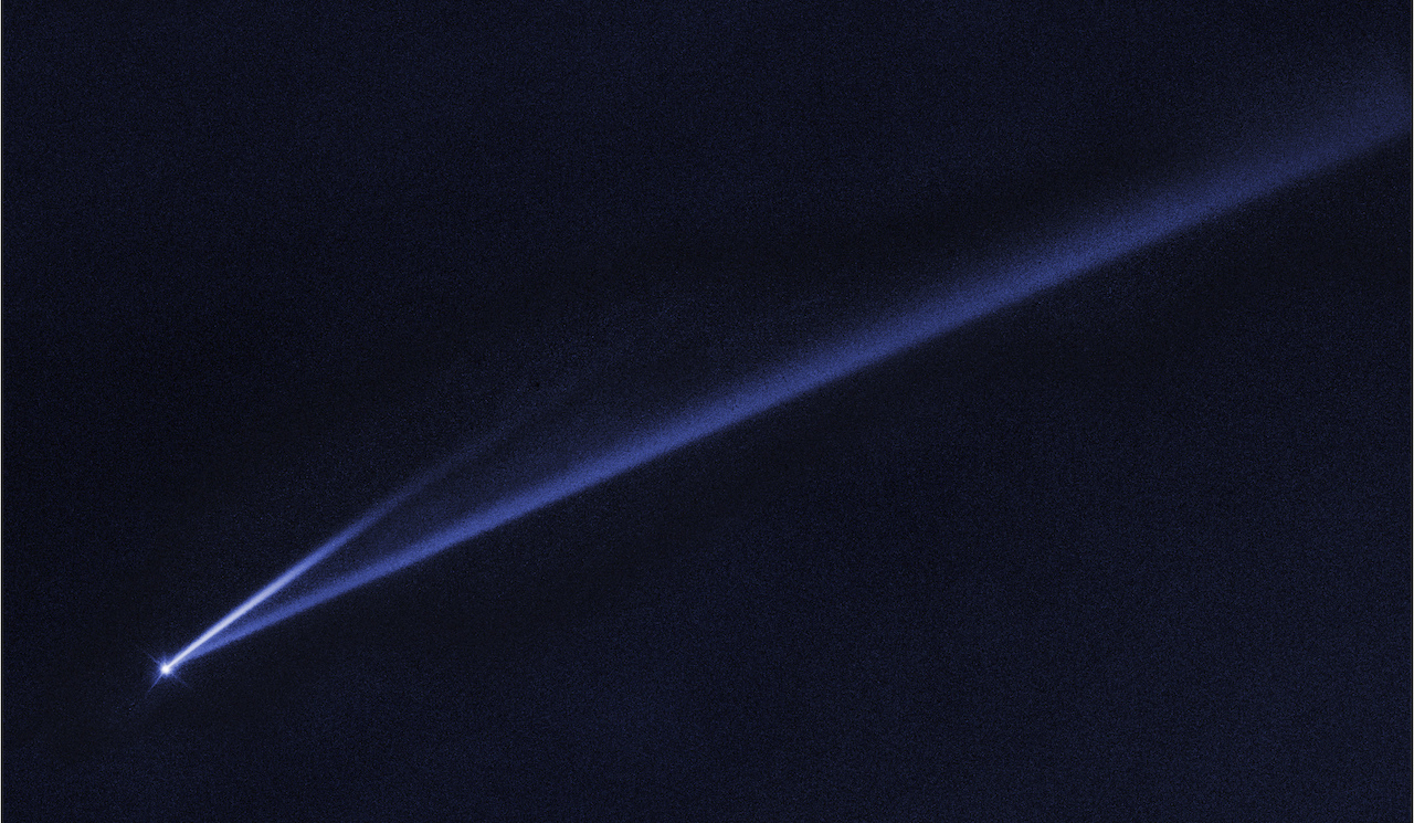 Así se ve un raro asteroide de doble cola en plena desintegración, captado por NASA