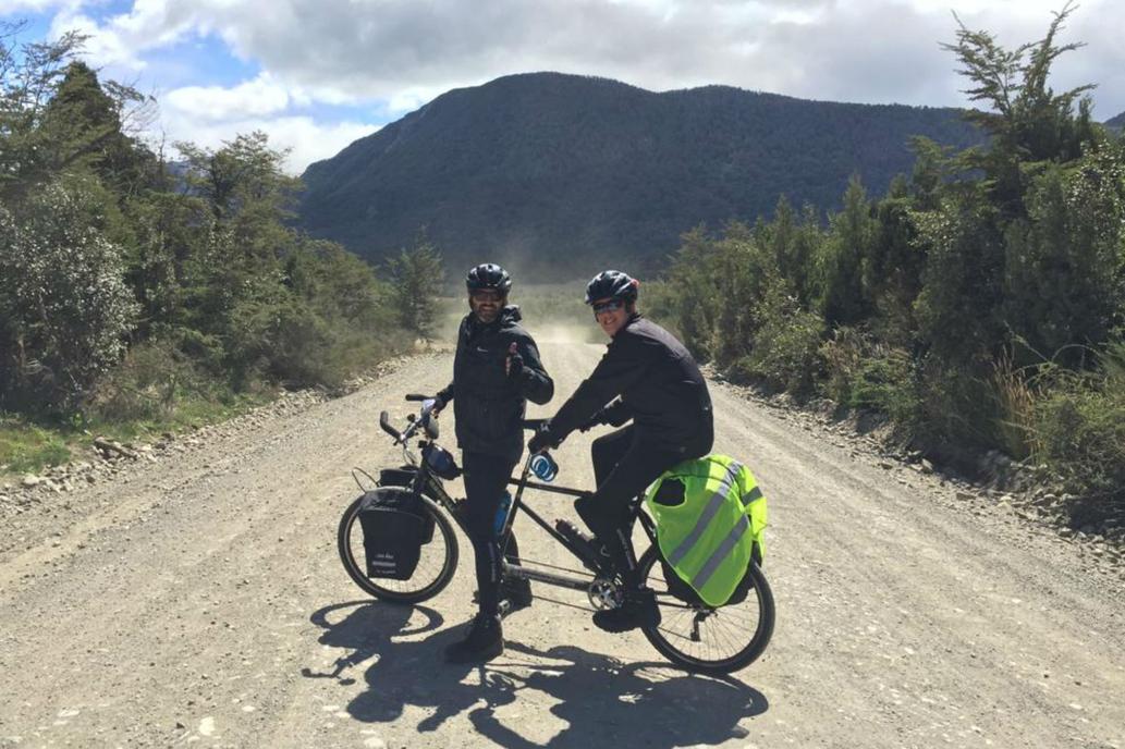 Cruza los Andes en bicicleta junto a su hijo autista