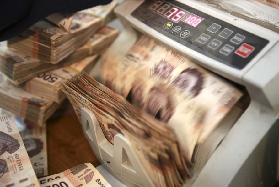 Foto: Los billetes de quinientos pesos mexicanos se procesan a través de una máquina de conteo dentro de una tienda de cambio de divisas en la Ciudad de México, abril 16 de 2019 (Getty Images)