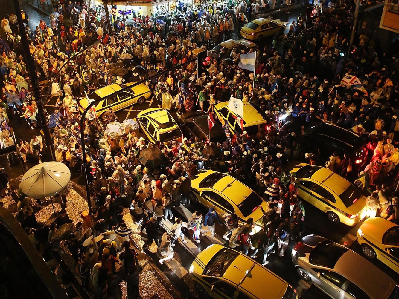 Durante las fiestas del Carnaval de Río de Janeiro es imposible conducir un automóvil entre los asistentes (GettyImages)