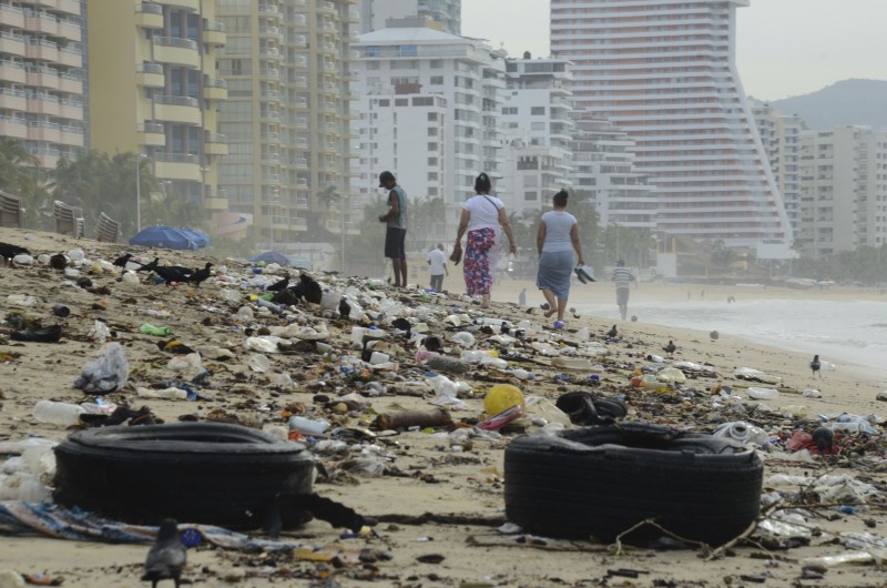 Recolectan 90 toneladas de basura diarias en playas de Acapulco por Semana Santa
