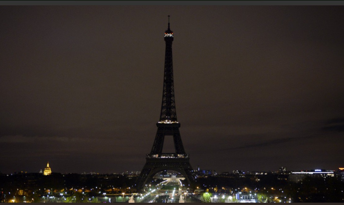 Torre Eiffel apaga sus luces para honrar a víctimas de Sri Lanka