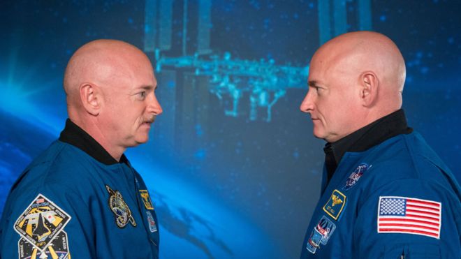 Scott Kelly (der) pasó 340 días en la Estación Espacial Internacional mientras su hermano gemelo Mark (izq) permaneció en la Tierra.