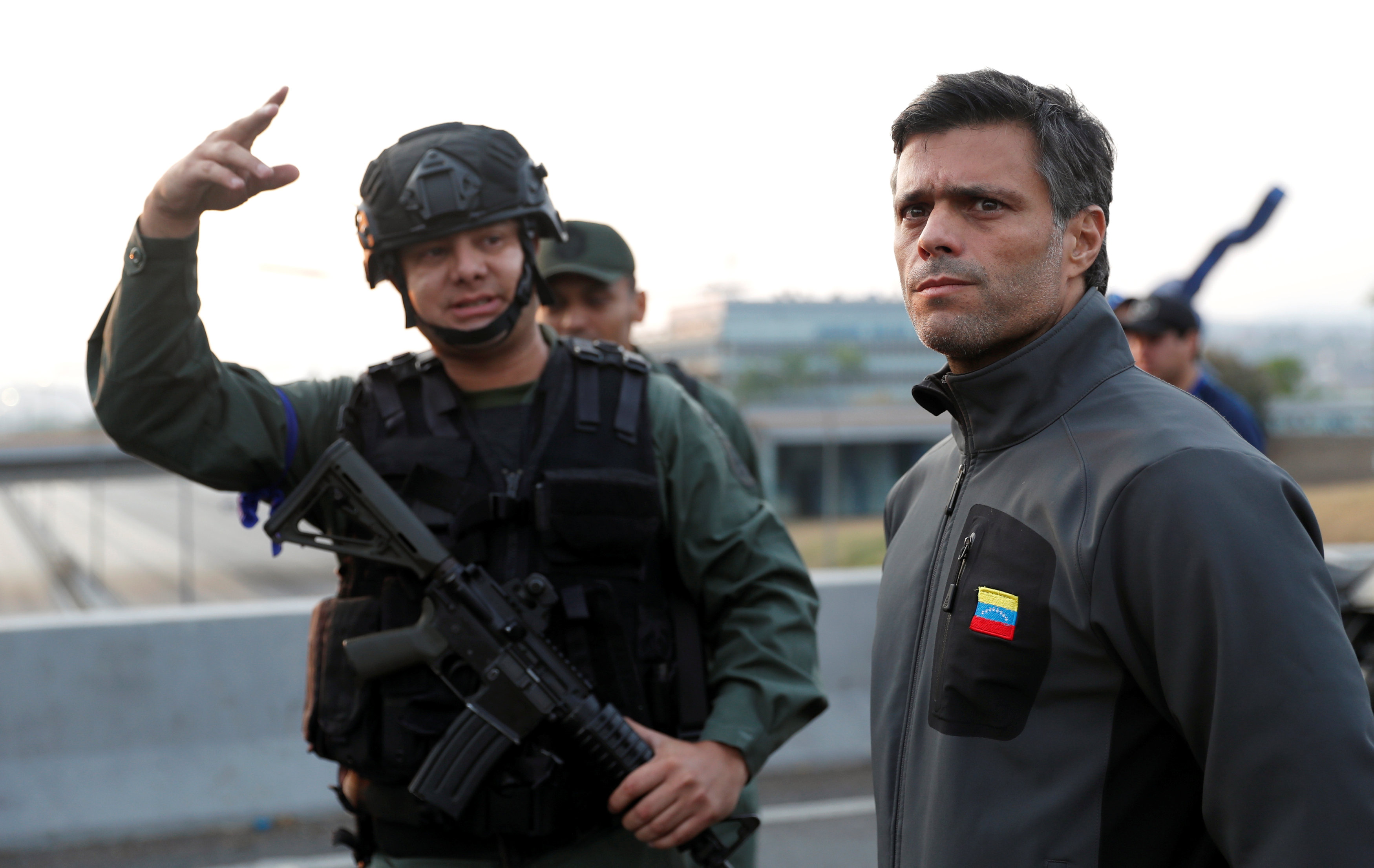 El líder opositor venezolano Leopoldo López es visto cerca de la base aérea 'La Carlota' en Caracas (Reuters)