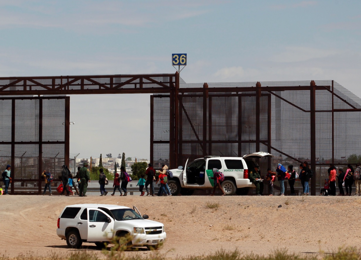 Patrulla fronteriza libera a migrantes que solicitaron asilo en El Paso, Texas