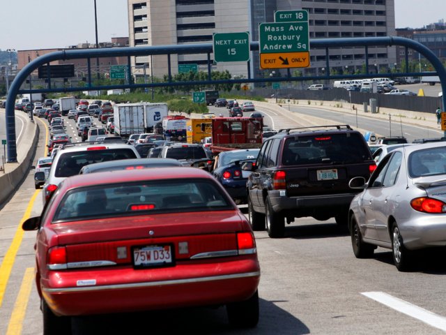 El tránsito se apropia de las carreteras de Boston después de un accidente vial (AP Images)