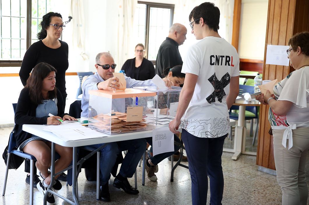 fOTO:Antonio Acosta es el primer ciudadano sordociego de España al que le ha tocado presidir una mesa electoral, 28 abril 2019