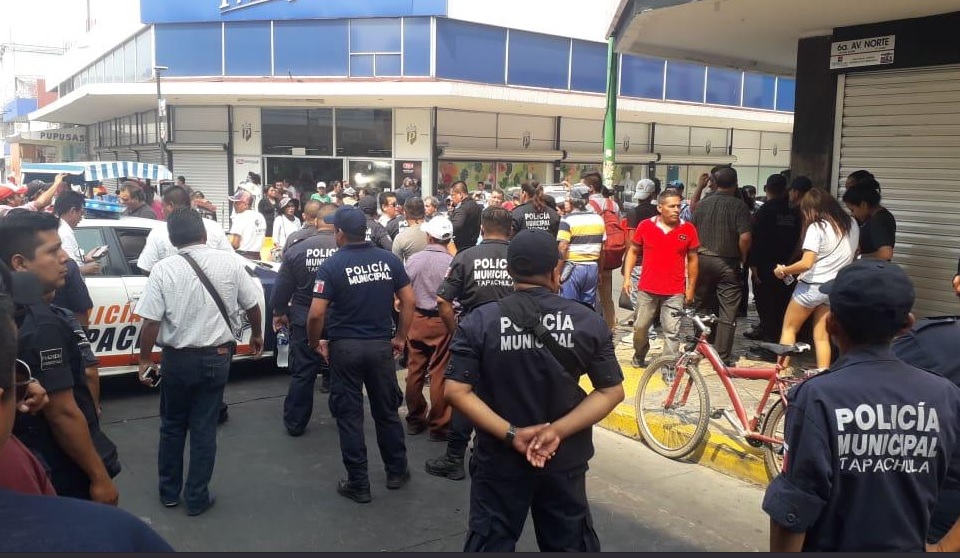 Foto: enfrentamiento entre recolectores de basura y policías en Tapachula, 30 de abril 2019. Twitter @CuartoPoderMX