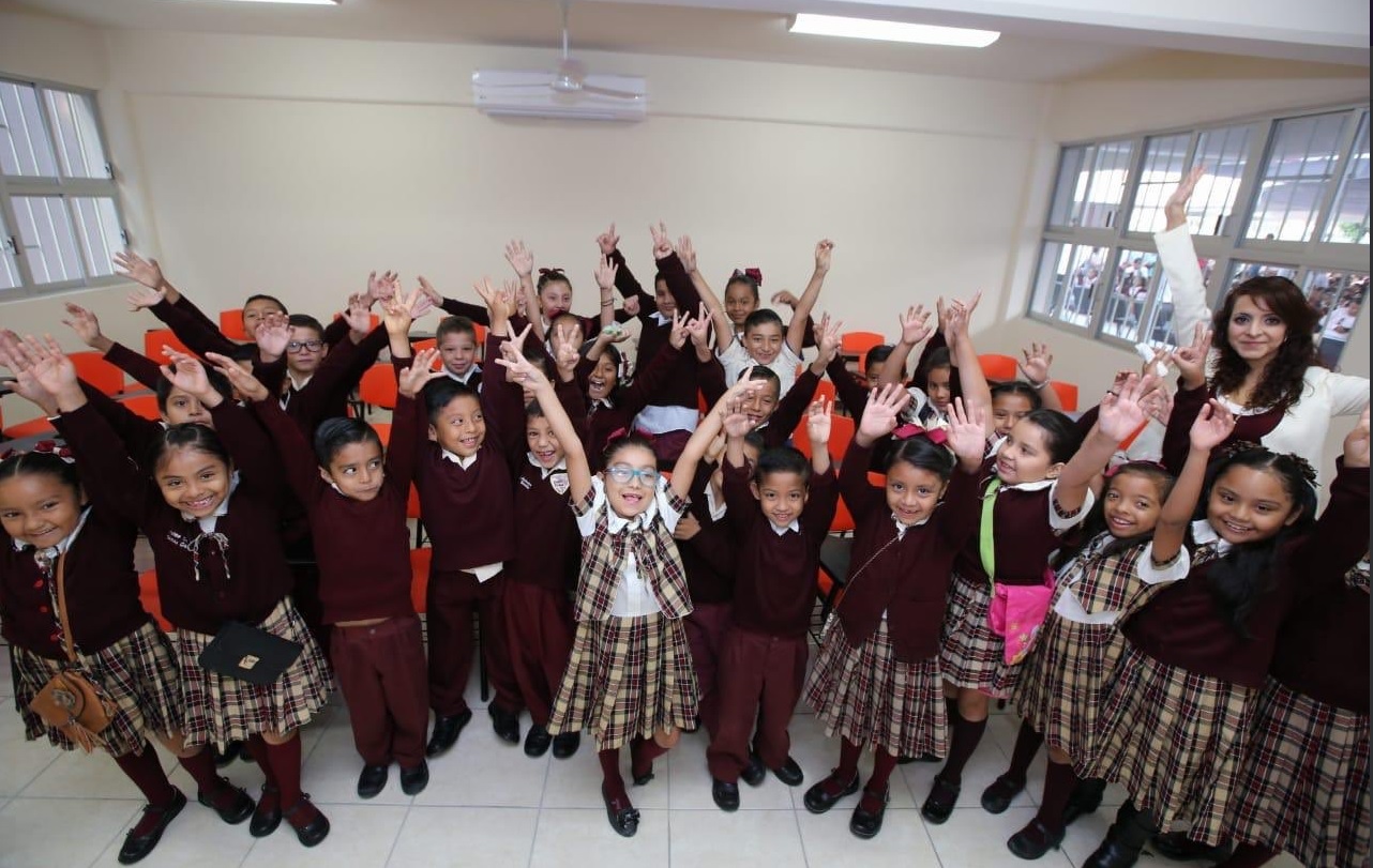 Foto: Niños reciben escuela rehabilitada en Chilpancingo, 30 de abril 2019. Twitter @GuerreroComSoc