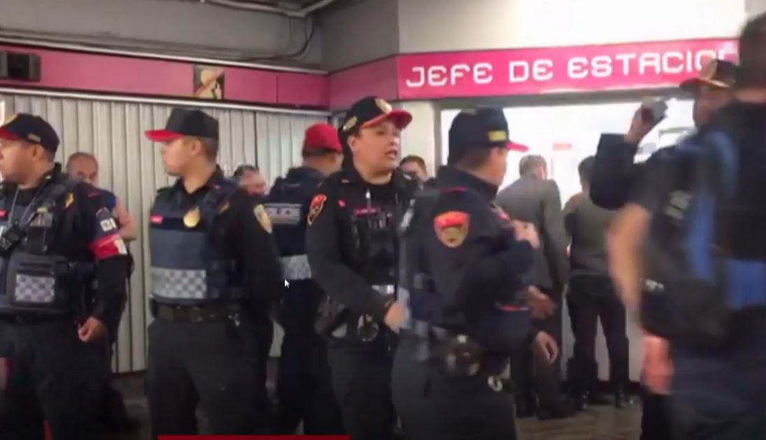 FOTO: Paramédicos atendieron a una mujer embarazada en el interior de la estación del Metro Balderas, de la Línea 1, 4 abril 2019