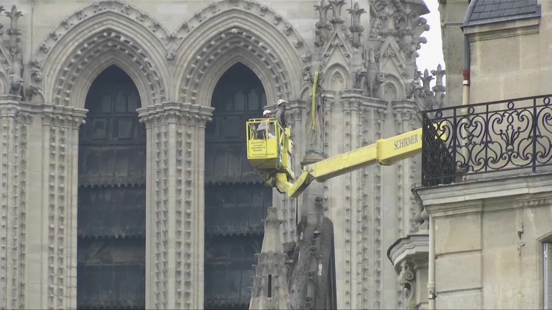 Evalúan daños en la catedral de Notre Dame