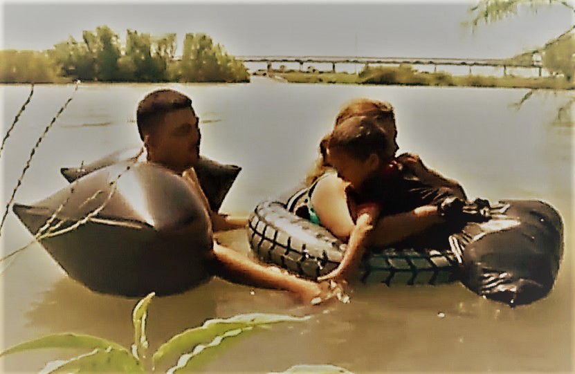Desesperados, migrantes hondureños intentan cruzar el Río Bravo para llegar a EEUU