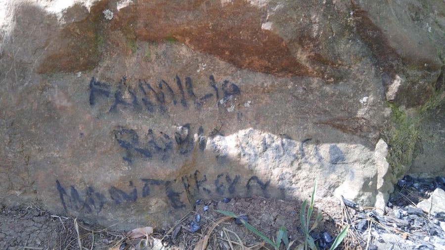 Foto Familia regia vandaliza piedra de 65 millones de años en reserva ecológica 23 abril 2019