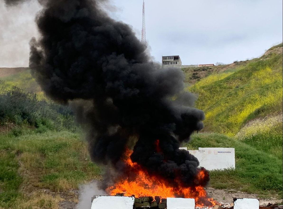 Foto: La incineración se llevó a cabo en el 28 Batallón de Infantería de la ciudad de Tijuana y 23 Regimiento de Caballería Motorizado de la ciudad de Mexicali, el 6 de abril de 2019 (Twitter @FGRMexico)