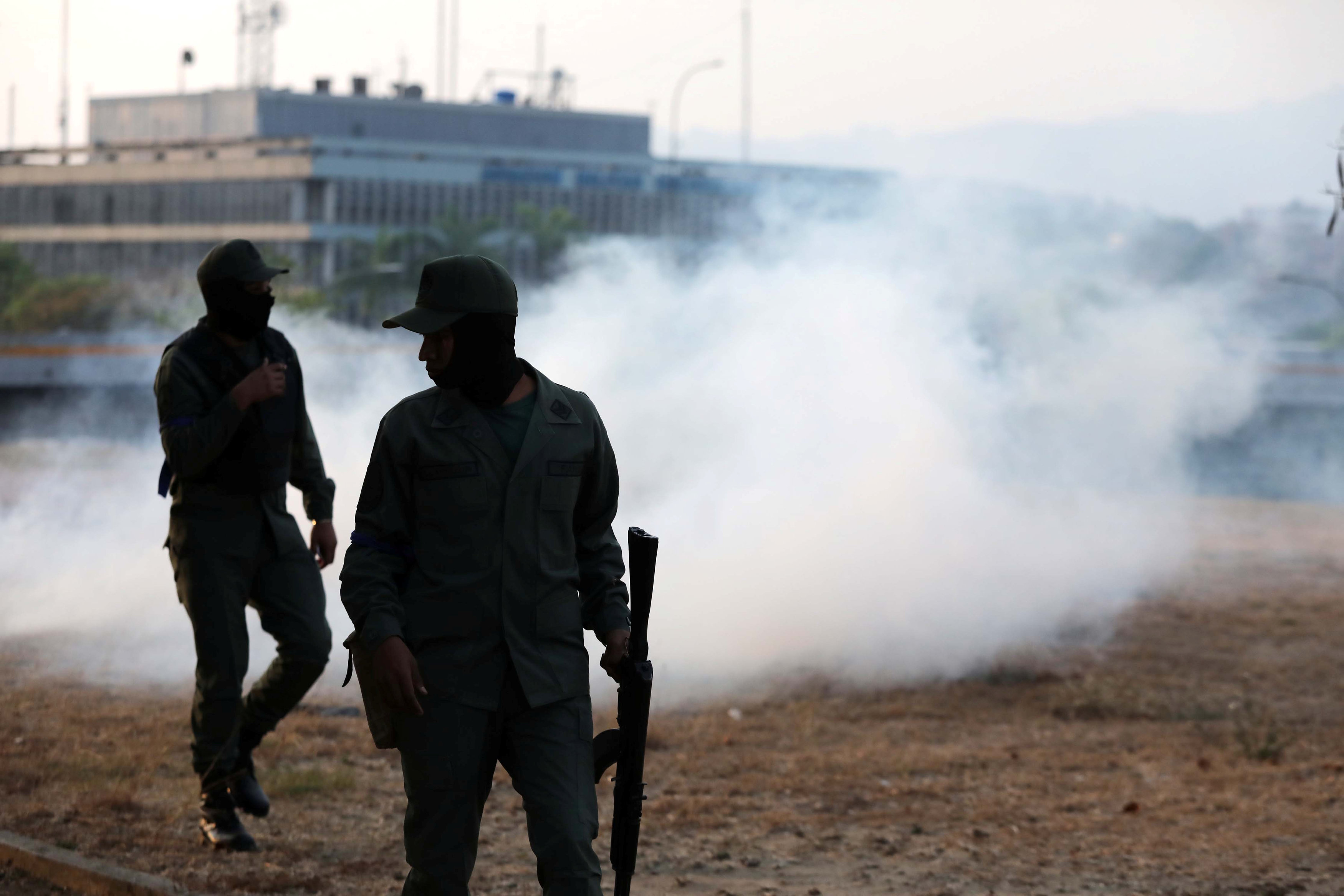 Flota gas lacrimógeno cerca de la concentración de militares y opositores políticos que se instalaron a las afueras de la base militar 'La Carlota' (Reuters)