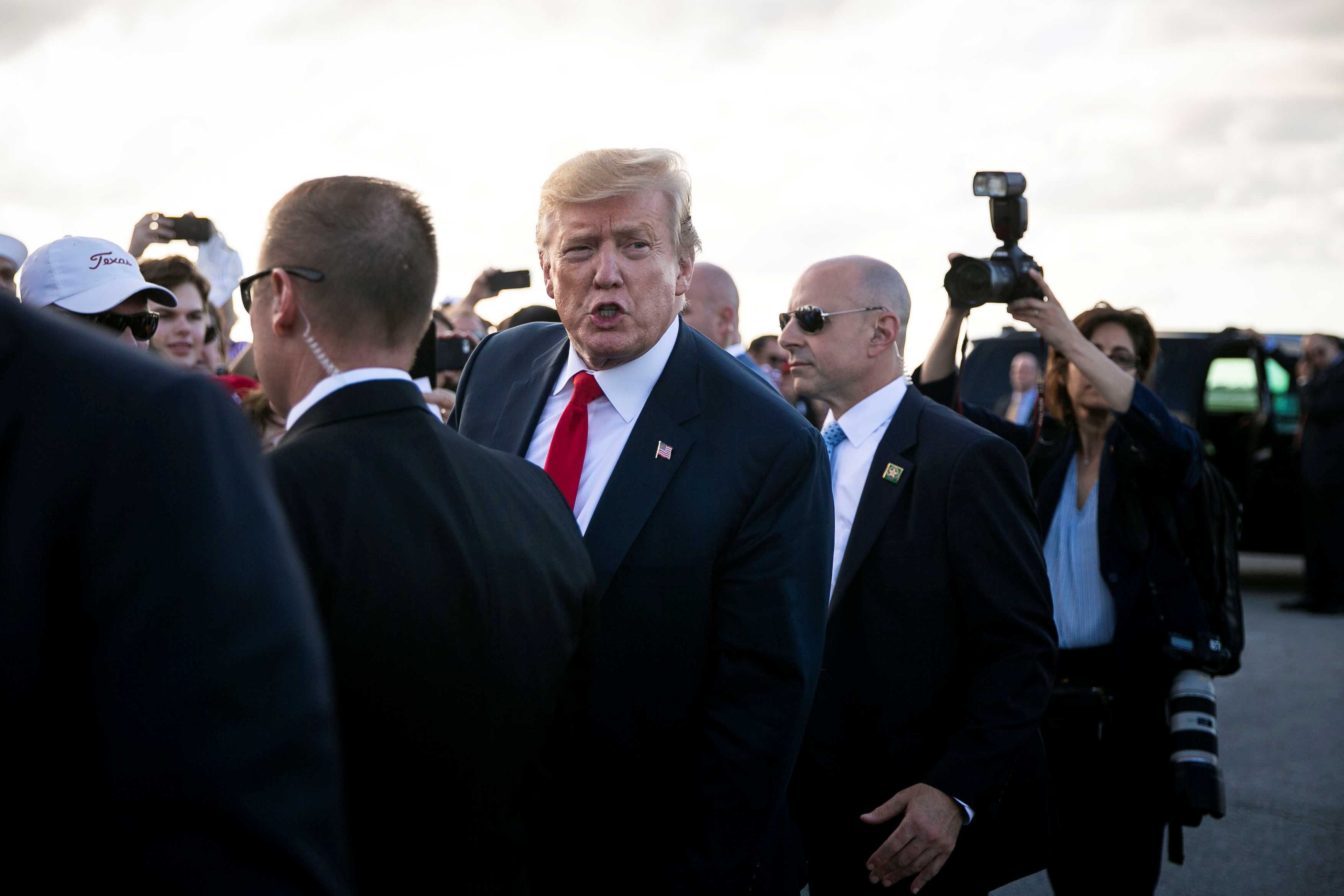 Foto: El presidente de Estados Unidos, Donald Trump, habla con reporteros en la pista del Aeropuerto Internacional de Palm Beach, en Florida. El 18 de abril de 2019