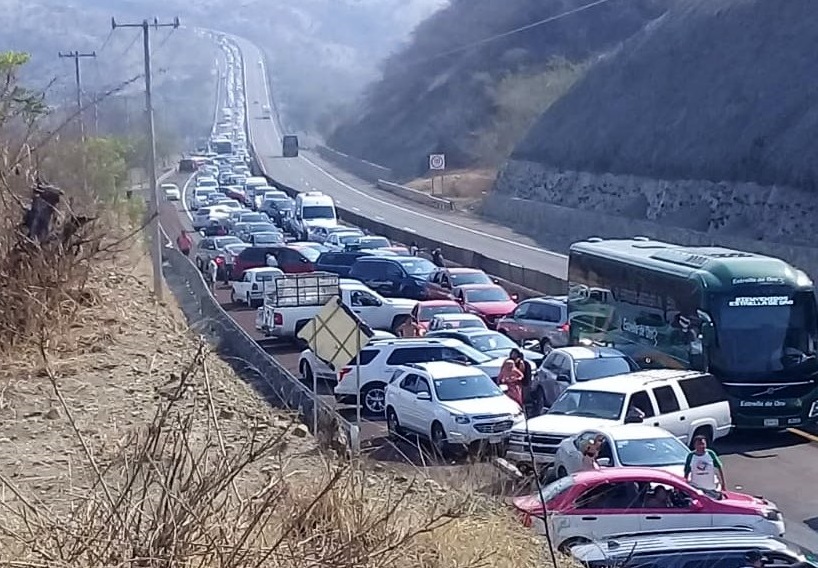 Foto: Cientos de automóviles quedaron varados en la Autopista del Sol. El 22 de abril de 2019