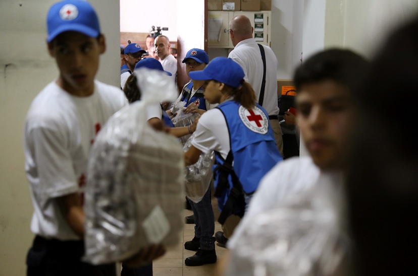 Foto: Trabajadores de la Cruz Roja de Venezuela entregan ayuda humanitaria en un hospital en Caracas. El 17 de abril de 2019