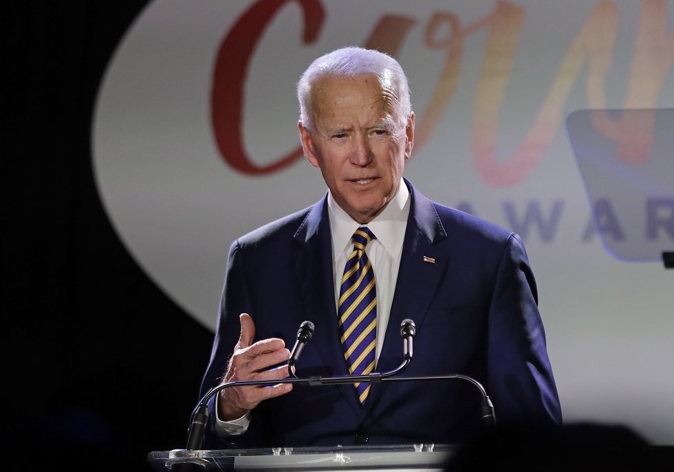 Biden promete ser más 'respetuoso' tras denuncias de tocamientos