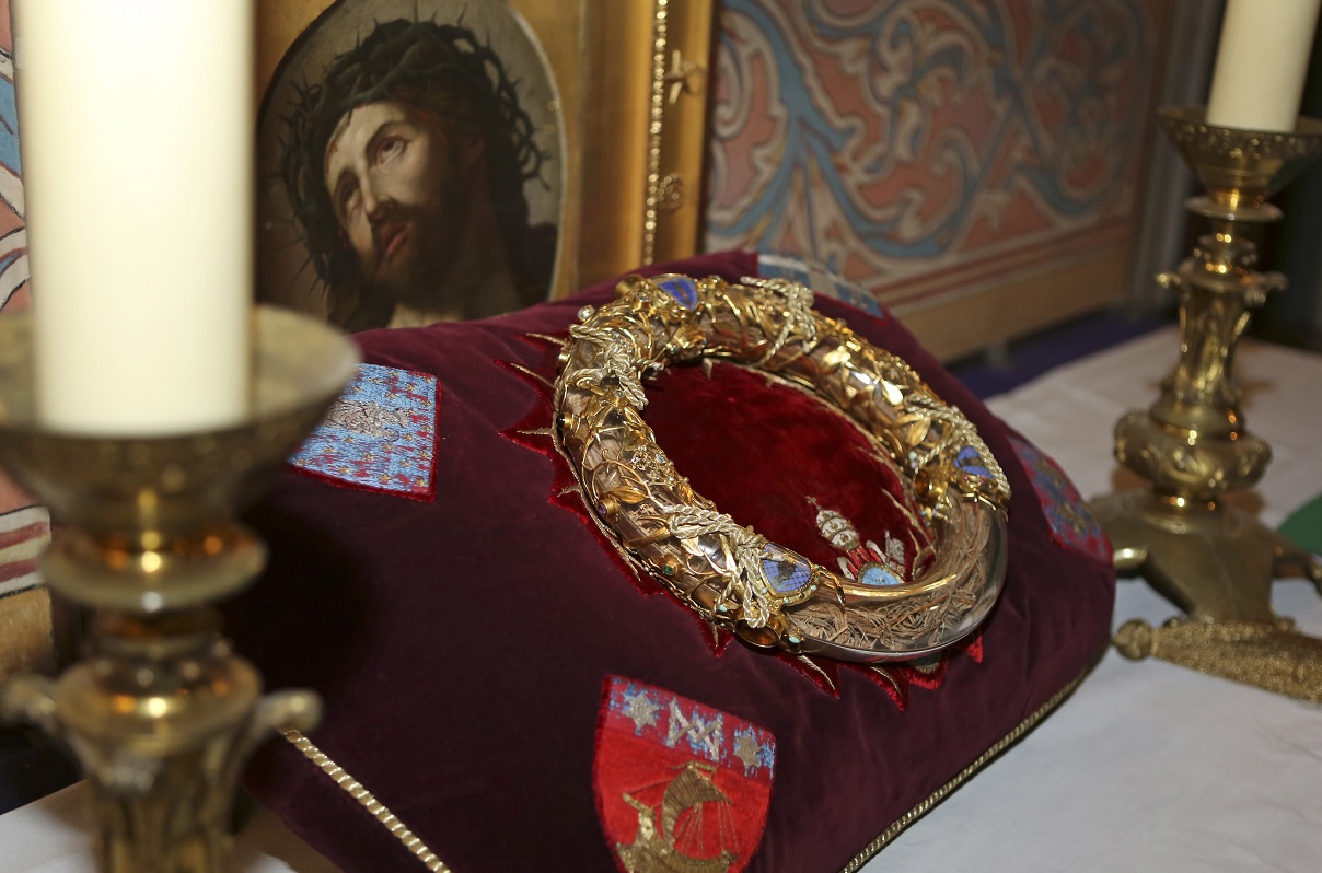 La Corona de Espinas de Jesús y la Túnica de San Luis sobreviven a incendio de Notre Dame