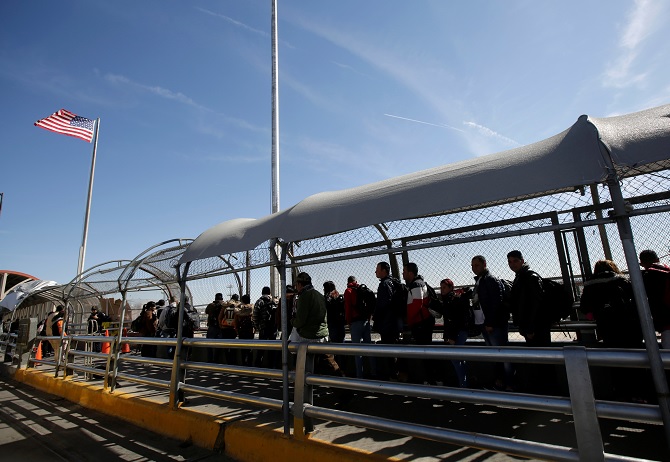 Foto: Un grupo de migrantes cubanos hacen fila para ingresar a El Paso, Texas, EEUU, para solicitar asilo. El 1 de abril de 2019