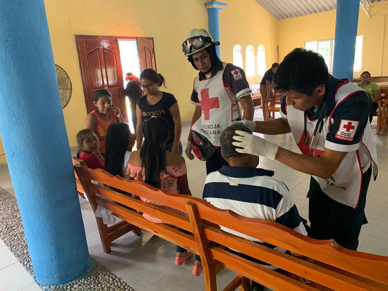 Foto: Miembros de la Cruz Roja Mexicana atienden a varias personas picadas por abejas en Villahermosa, Tabasco. El 19 de abril de 2019