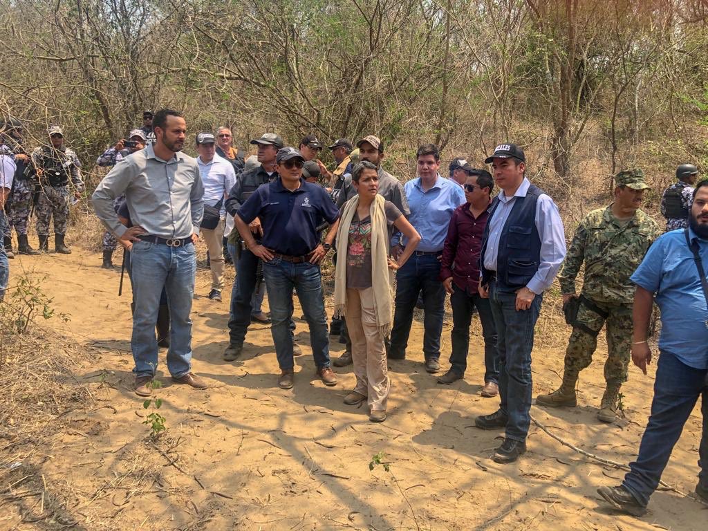 Foto: Autoridades estatales y federales recorren el predio donde localizaron una fosa clandestina en Veracruz. México. El 17 de abril de 2019